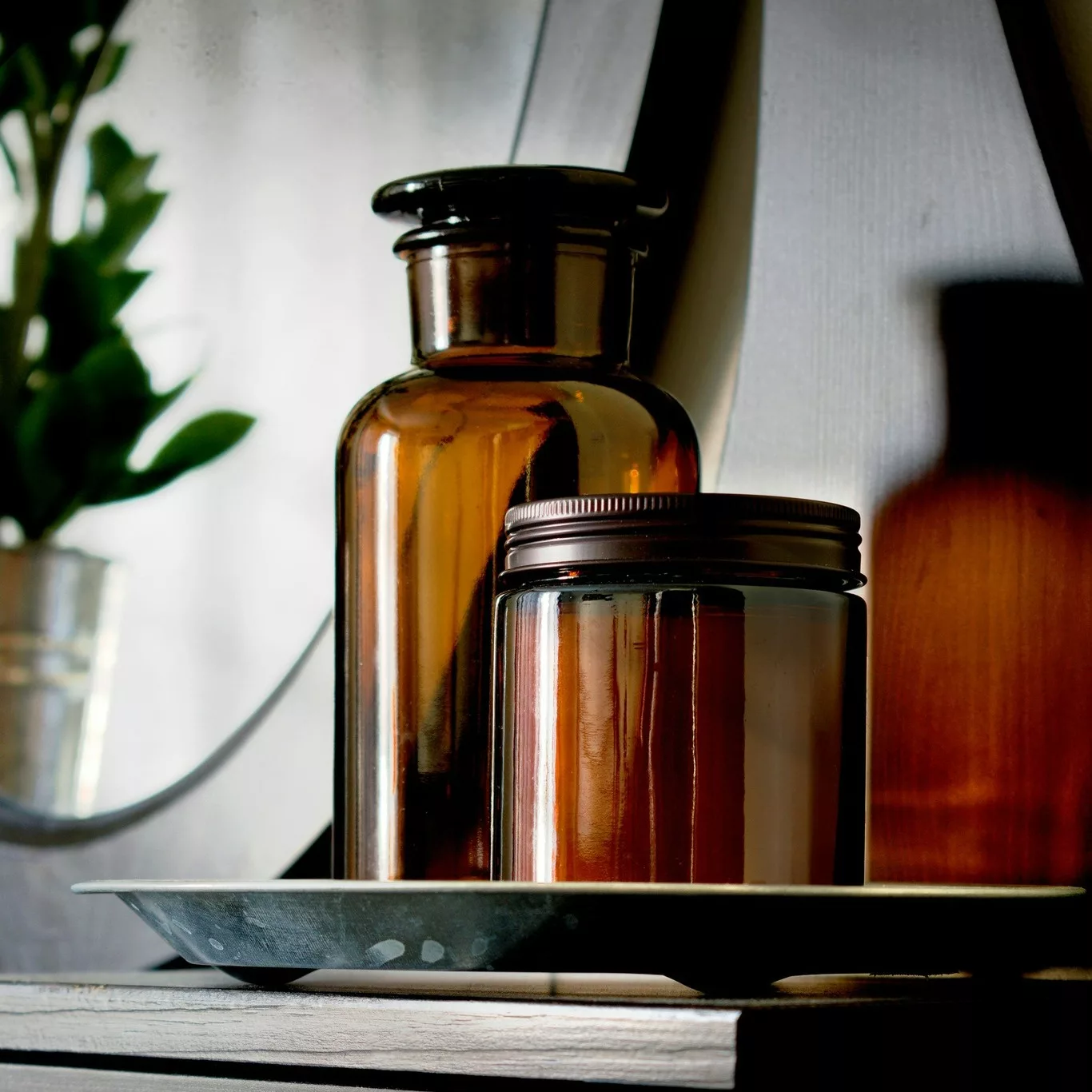 If used wisely, herbs can play a crucial role in maintaining our health. They’re especially great for helping us bounce back after an illness has knocked us off our feet or when life’s stresses start piling up. Ideally, after getting ill, we’d have plenty of time to rest and recover. Allowing our bodies to heal naturally and regain lost energy. But let’s be real; in today’s fast-paced world, that kind of downtime often feels like a luxury few can afford.