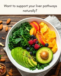 🥘🌿 #liverSupport #HerbalMedicine #PatientTips #nutrigenomics
Your Liver = Your Main Detox Hub 🧠➡️🧬Your liver works 24/7 to keep your blood free of dangerous chemicals and your body balanced. Detox isn’t a CLEANSE — it’s a biochemical process that happens every day.✨ Phase I Detox
Enzymes break down toxins, drugs, and hormones into smaller compounds (sometimes more reactive).✨ Phase II Detox
Those compounds are neutralized and bound to nutrients like glutathione so they can be safely eliminated through bile or urine.Beyond detox, your liver also:
• Regulates blood sugar
• Produces bile for fat digestion
• Metabolises hormones
• Stores key vitamins & mineralsOptimal liver health depends on adequate protein, micronutrients, hydration, and minimising toxic overload (alcohol, pollutants, ultra-processed foods). A well-supported liver means efficient detox and better overall metabolic balance.